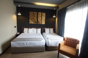 Deluxe Triple Room, Multiple Beds | Premium bedding, iron/ironing board, free WiFi, bed sheets