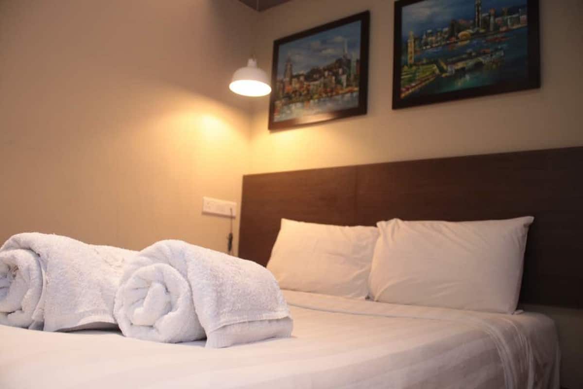 Standard Double without window | เครื่องนอนระดับพรีเมียม, เตารีด/โต๊ะรีดผ้า, Wi-Fi ฟรี, ผ้าปูที่นอน