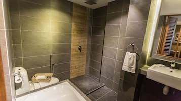 Shower, rainfall showerhead, free toiletries, hair dryer