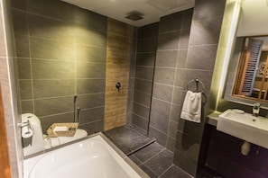 Douche, douche à « effet pluie », articles de toilette gratuits