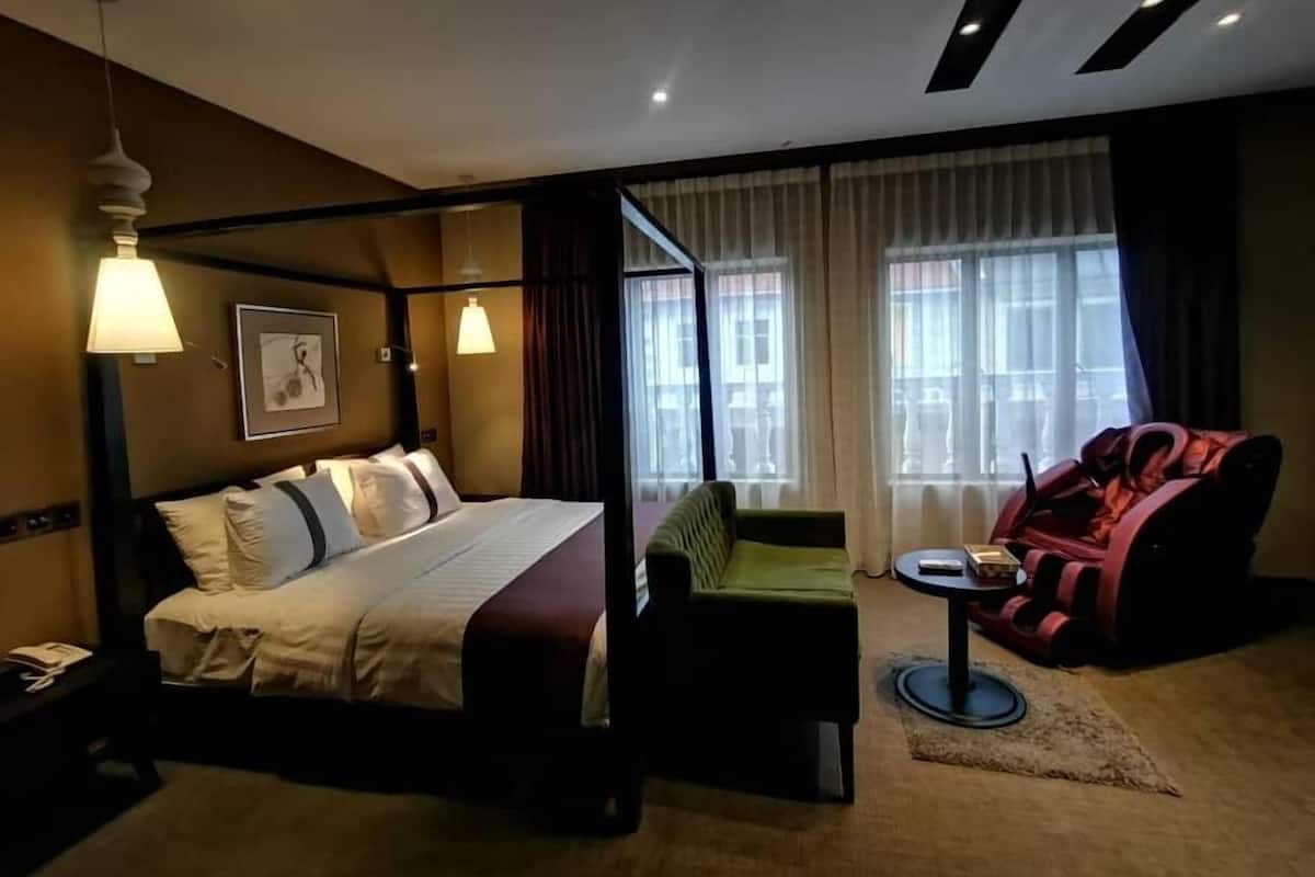 Estudio Premier, 1 cama King size, tina, vista a la ciudad | 1 habitación y ropa de cama de alta calidad