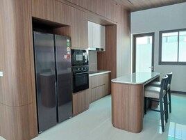 Refrigerador con freezer, microondas, horno, placa de cocina