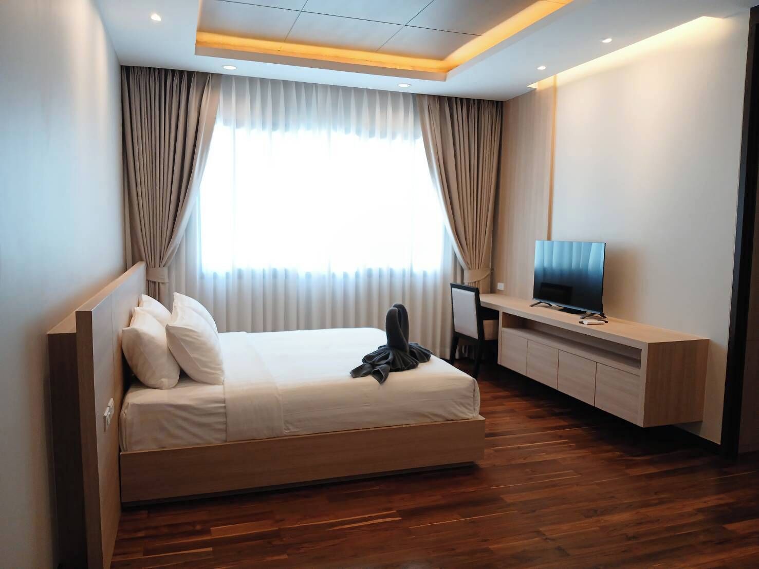 In-room safe, desk, blackout drapes, soundproofing