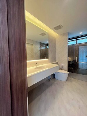 3 Bedroom Private Pool Villa | Badkamer | Een douche, een regendouche, gratis toiletartikelen, een haardroger