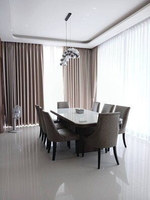 3 Bedroom Private Pool Villa | Privékeuken | Een koelkast/vriezer, een magnetron, een oven, een kookplaat