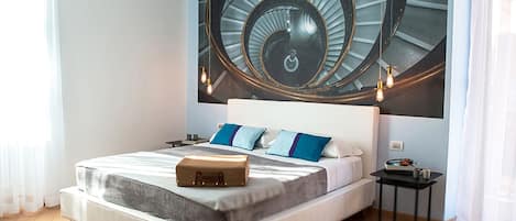 Habitación triple superior, balcón | Ropa de cama de alta calidad, edredón y minibar