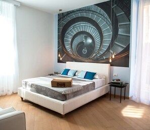 Superior Triple Room, Balcony | Peralatan tempat tidur premium, gebar bulu kapas, bar mini 