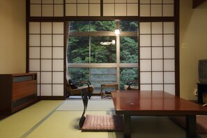 Traditionellt rum - icke-rökare - utsikt mot floden (bedroom with Hot spring Bath (26 sqm)) | Sängtillbehör av högsta kvalitet och värdeförvaringsskåp på rummet