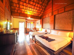 Thai Raft Room | Ylelliset vuodevaatteet, minibaari, työpöytä, ilmaiset vauvansängyt