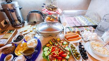 Dagelijks ontbijtbuffet (GEL 25 per persoon)