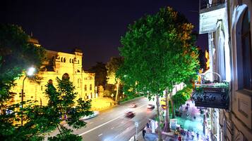 Familie appartement, balkon, uitzicht op stad | Terras