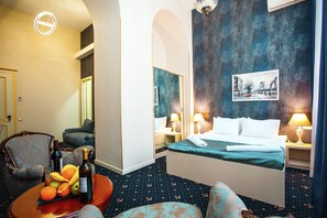 小型套房 | 客房内保险箱、办公桌、隔音、熨斗/熨板