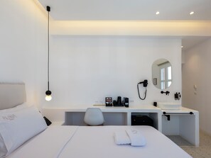 Cozy Balcony Room | Coffres-forts dans les chambres, décoration personnalisée