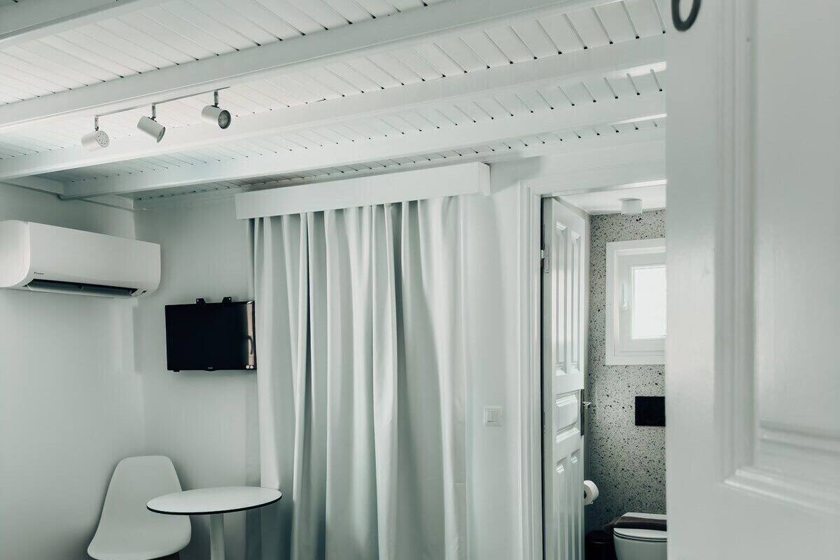 Cozy Balcony Room | 房內夾萬、手提電腦工作空間、免費 Wi-Fi、獨特設計