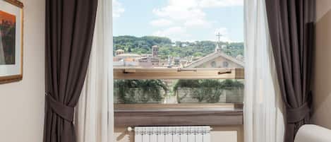 Driepersoonskamer | Luxe beddengoed, een minibar, een kluis op de kamer, een bureau