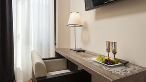 Suite | Seprai premium, minibar, brankas, dan meja kerja