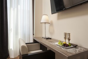 Suite | Premium bedding, minibar, in-room safe, desk - Window on Rome (Rome)