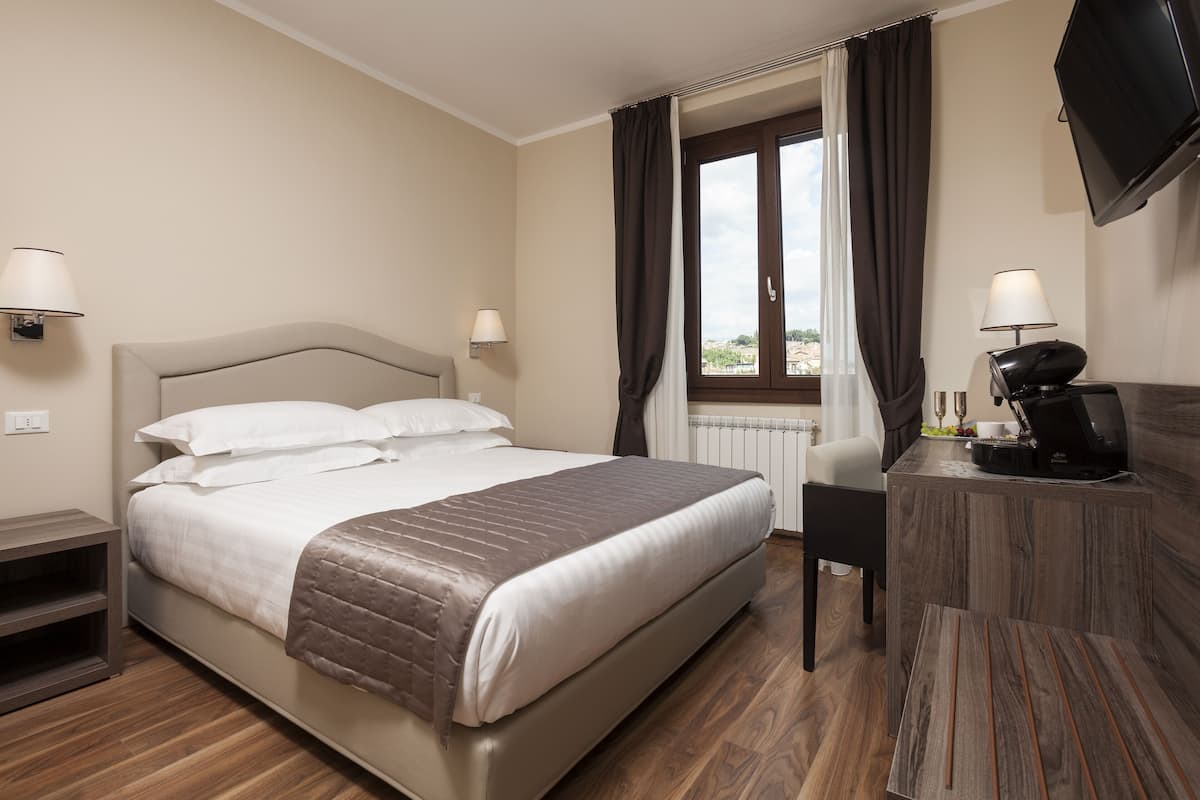 Kamar Double | Seprai premium, minibar, brankas, dan meja kerja