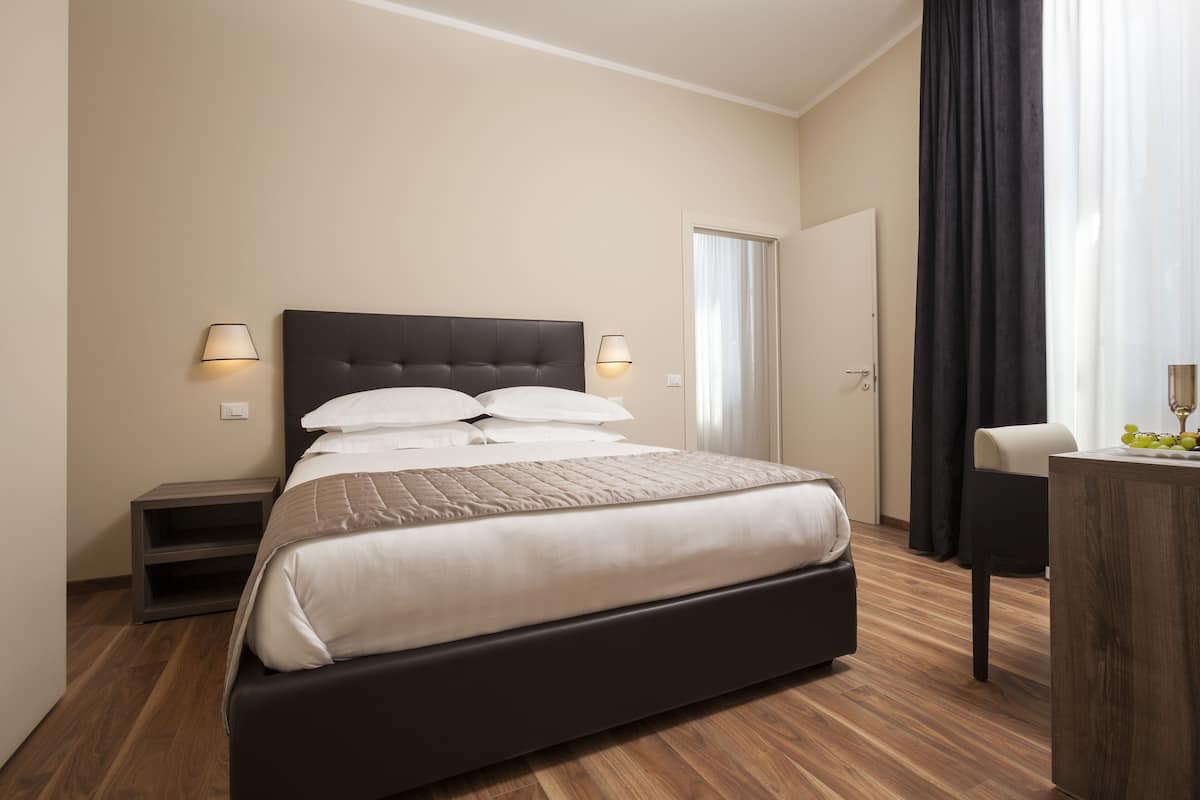 Suite | Seprai premium, minibar, brankas, dan meja kerja