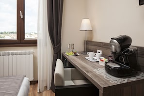 Kamar Double | Seprai premium, minibar, brankas, dan meja kerja