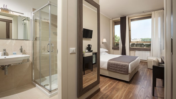 Kamar Triple | Seprai premium, minibar, brankas, dan meja kerja