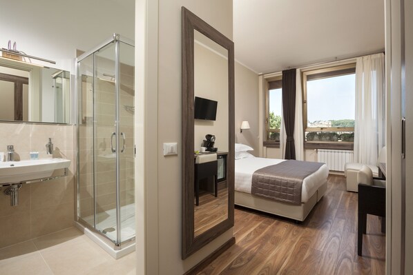 Triple Room | Premium bedding, minibar, in-room safe, desk - Window on Rome (Rome)