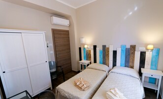 Camera doppia | Copriletto in piuma, una scrivania, tende oscuranti, Wi-Fi gratuito