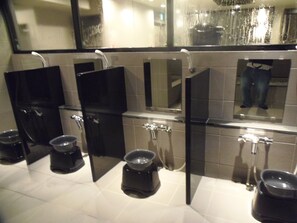 Een douche, gratis toiletartikelen, een haardroger, pantoffels