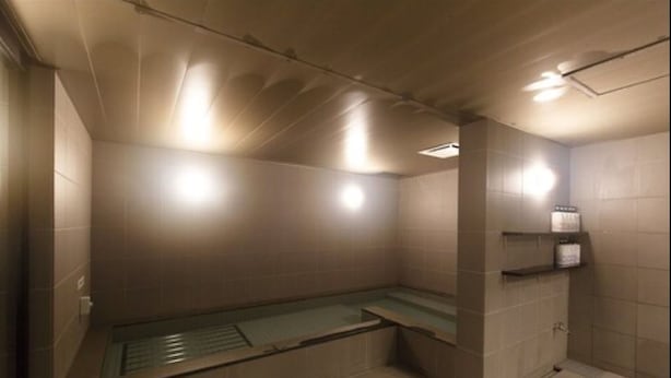 Une salle de bain moderne équipée d’une baignoire, d’une zone de douche et de toilettes.