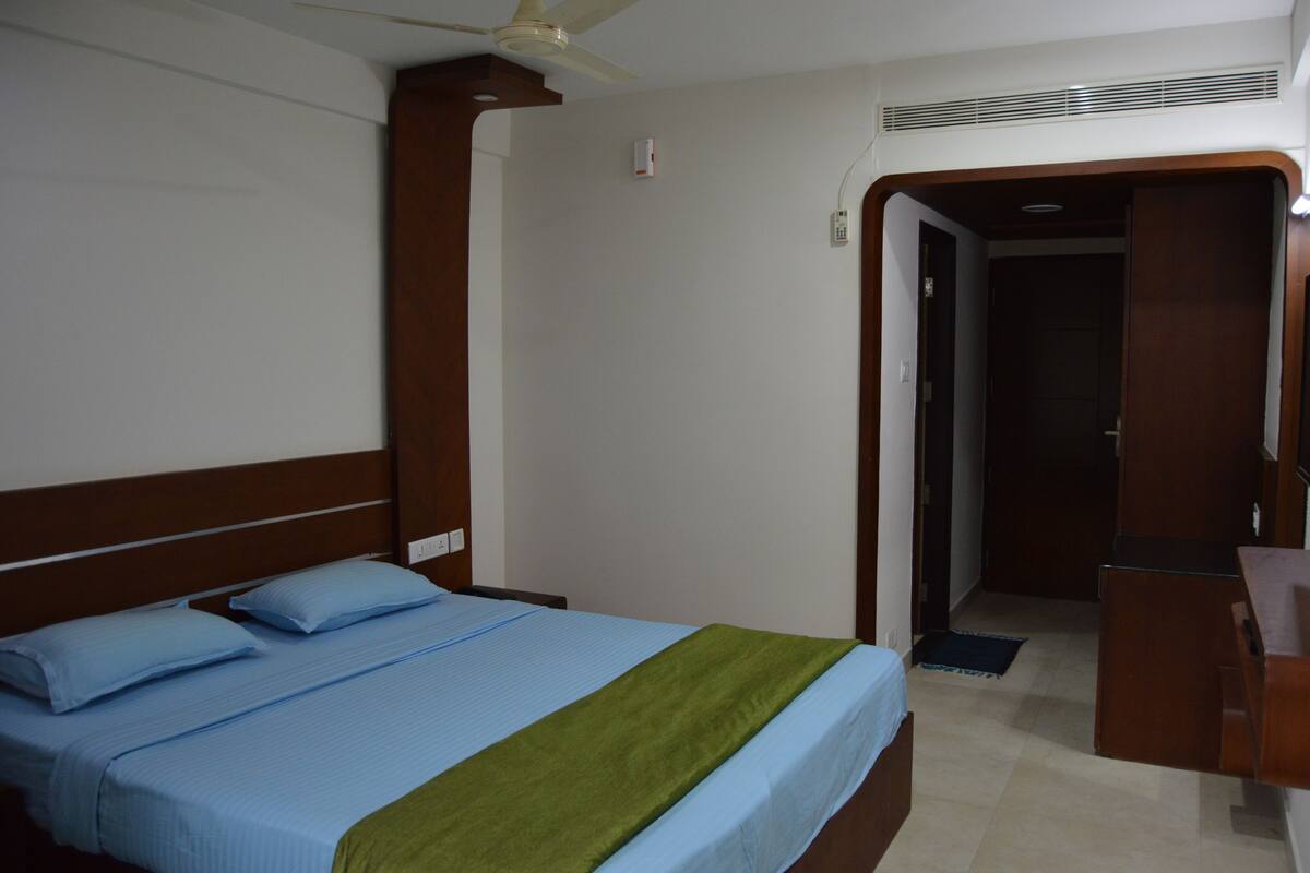 Habitación Deluxe doble, 1 cama doble | Tabla de planchar con plancha, camas supletorias, wifi gratis