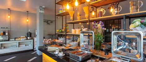 Sarapan bufet setiap hari (THB 400 seorang)