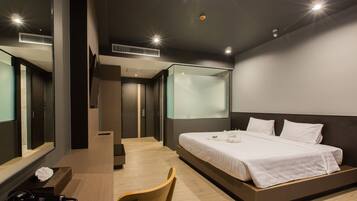 Caja de seguridad en la habitación y espacio para trabajar con laptop