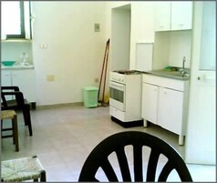 Frigorífico grande y placa de cocina