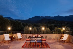 Fachada de la propiedad por la tarde o noche