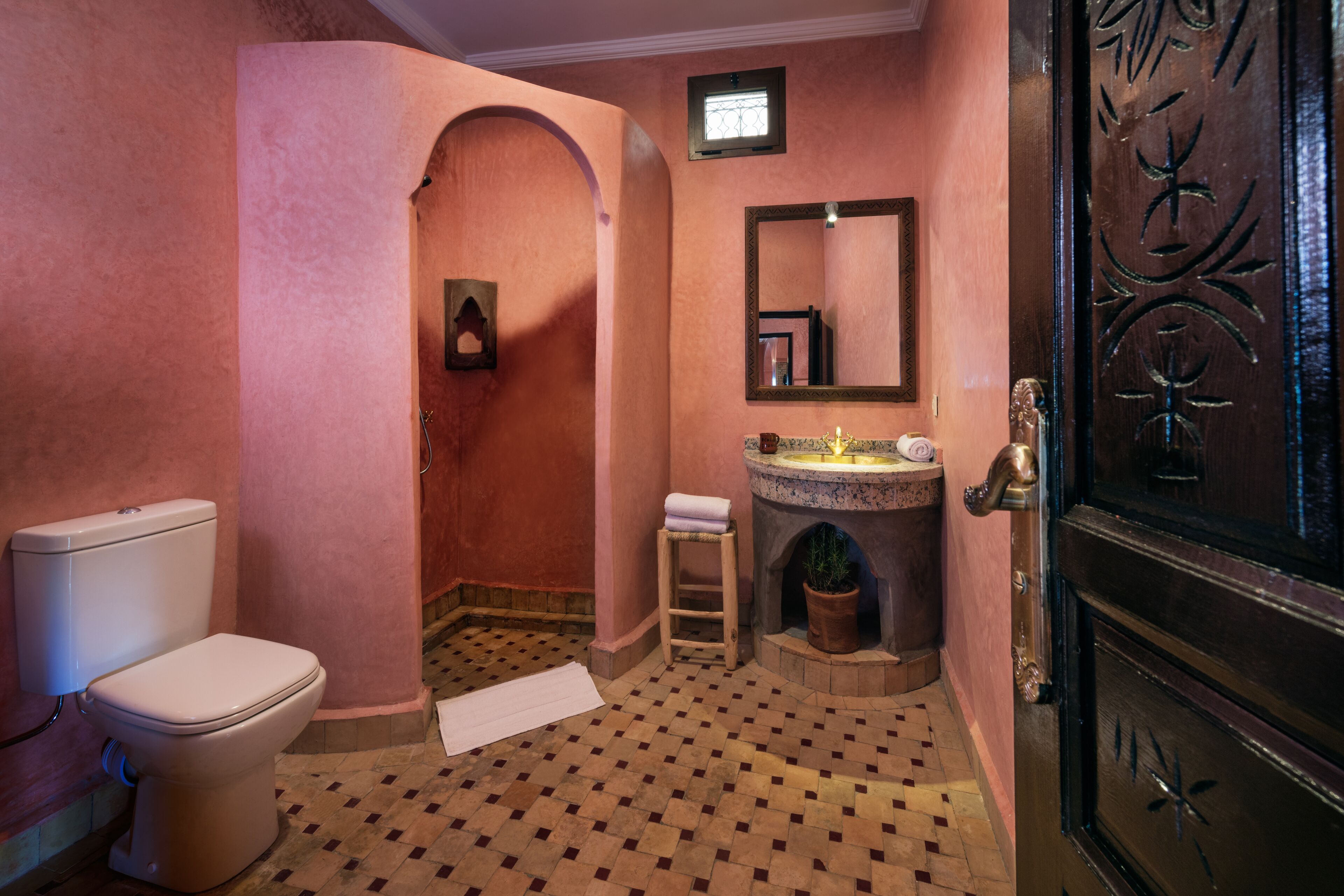 Un baño con inodoro, lavamanos y zona de ducha.