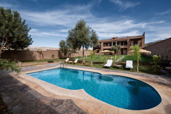 室外游泳池，日光浴躺椅