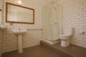 Quadruple Room | Bathroom | Shower, free toiletries