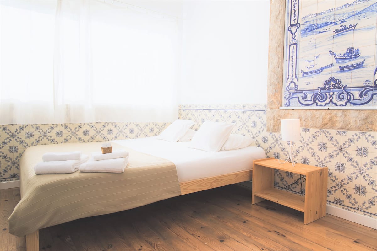Wifi gratis y ropa de cama