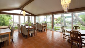 Restaurant - Amar Hostel, Suites & Surf Camp (Mafra)