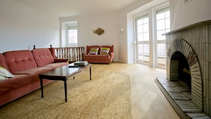 Living area - Amar Hostel, Suites & Surf Camp (Mafra)
