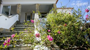 Property entrance - Amar Hostel, Suites & Surf Camp (Mafra)