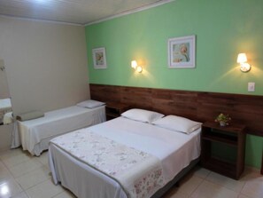 Minibar, escritorio, cortinas blackout y wifi gratis 