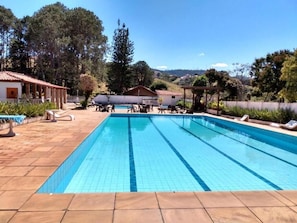 2 outdoor pools, pool loungers