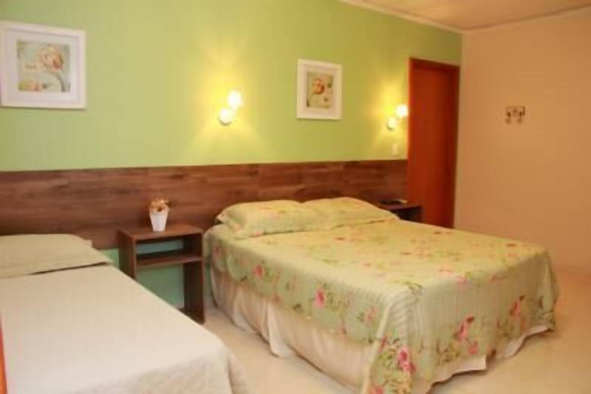 Ein Schlafzimmer mit Bett, Nachttisch und einer Wandlampe.
