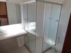 Dusch, gratis toalettartiklar, hårtork och handdukar