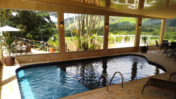 Indoor/outdoor pool - Pousada Le Sapê (Sao Lourenco)