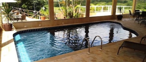 Innenpool, 2 Außenpools, Sonnenschirme, Liegestühle
