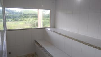 Piscina interna, 2 piscinas externas, guarda-sóis, espreguiçadeiras