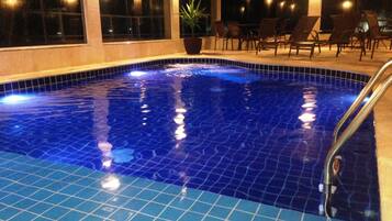 Piscina interna, 2 piscinas externas, guarda-sóis, espreguiçadeiras