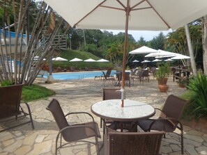 Una piscina cubierta, 2 piscinas al aire libre, sombrillas, tumbonas